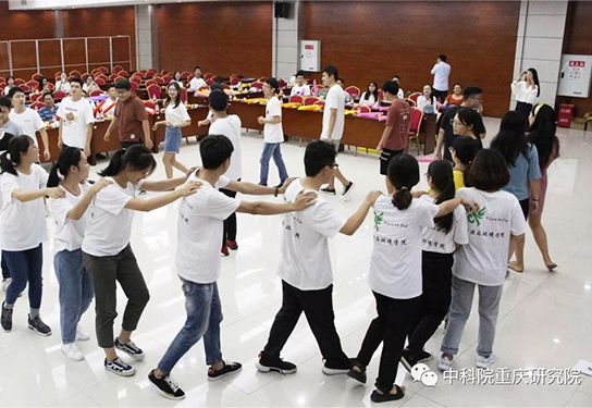 人民币大抱团